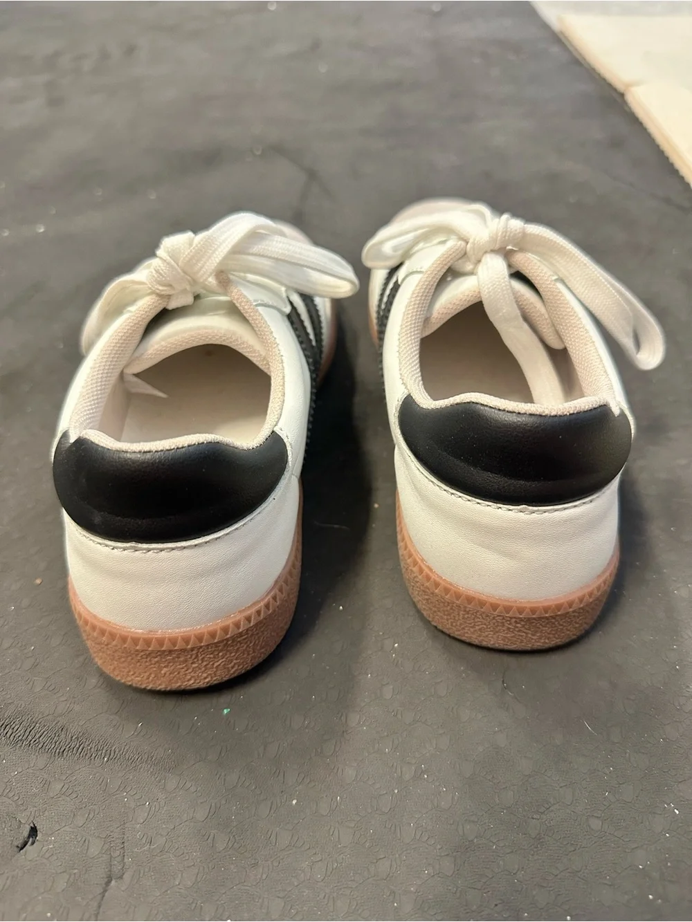 Retro-Inspired White Sneakers with Black Stripes and Gum Sole